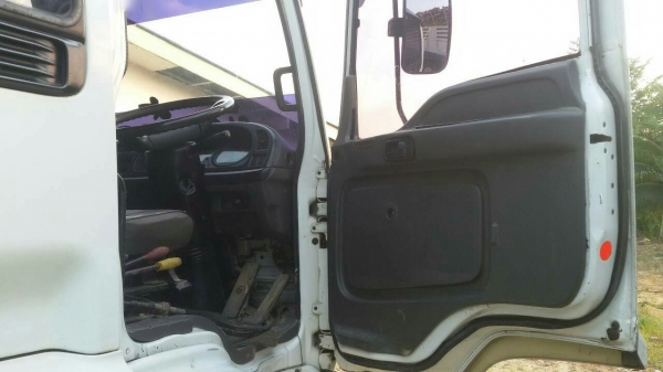 รถอีซูซุ 6 ล้อดั้ม 210 แรงม้า. ปี 49  ( รถวิ่ง 2xx,xxx กม. )   สนใจติดต่อ 081 - 6079515