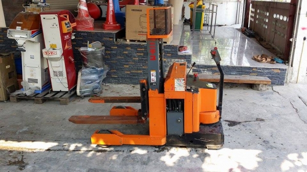 แฮนด์ลิฟต์ยกของไฟฟ้า NICHIYO เก่าญี่ปุ่น สามารถยกได้สูงถึง 1 เมตร รับน้ำหนักของได้ 110kg. แฮนด์ลิฟต์ยกของไฟฟ้า NICHIYO เก่าญี่ปุ่น สามารถยกได้สูงถึง 1 เมตร รับน้ำหนักของได้ 110kg.