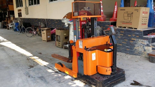 แฮนด์ลิฟต์ยกของไฟฟ้า NICHIYO เก่าญี่ปุ่น สามารถยกได้สูงถึง 1 เมตร รับน้ำหนักของได้ 110kg. แฮนด์ลิฟต์ยกของไฟฟ้า NICHIYO เก่าญี่ปุ่น สามารถยกได้สูงถึง 1 เมตร รับน้ำหนักของได้ 110kg.