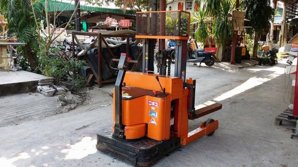 แฮนด์ลิฟต์ยกของไฟฟ้า  NICHIYO  เก่าญี่ปุ่น  สามารถยกได้สูงถึง 1 เมตร รับน้ำหนักของได้ 110kg.