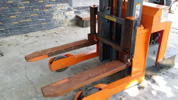 แฮนด์ลิฟต์ยกของไฟฟ้า NICHIYO เก่าญี่ปุ่น สามารถยกได้สูงถึง 1 เมตร รับน้ำหนักของได้ 110kg. แฮนด์ลิฟต์ยกของไฟฟ้า NICHIYO เก่าญี่ปุ่น สามารถยกได้สูงถึง 1 เมตร รับน้ำหนักของได้ 110kg.