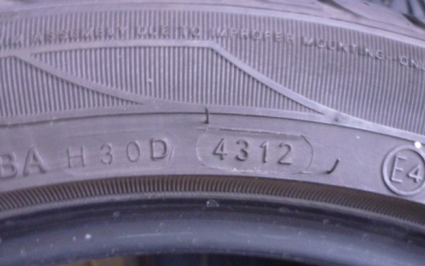 ขายยาง DEESTONE 215/45/17  4 เส้น สภาพสวย ปี12 3500 บ.