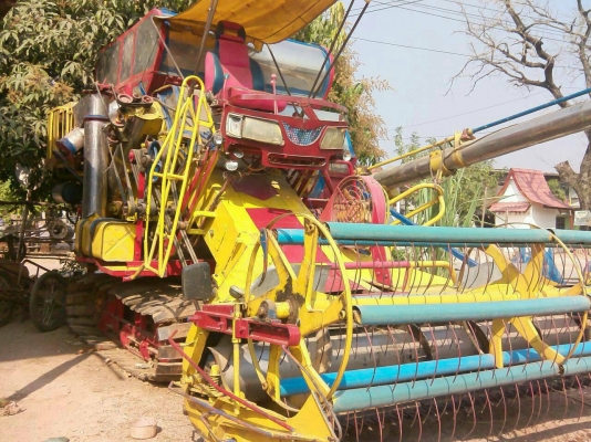 ขายรถเกี่ยวข้าวพร้อมเทรนเลอร์ เกษตรพัฒนา อุ้ม 2.5 ตัน ไอ้หนุ่มไวไฟ ปี 47 พร้อมเทรลเลอร์หัวยาว 10 ล้อ 2 เพลาราคา 740000 บาท  หน้าเกียว 3 เมตร