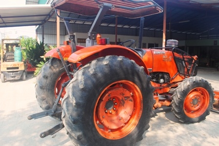 ขายรถไถ Kubota M7040 (4WD) พร้อมดันหน้า+ผานบุกเบิกช้าง รถพร้อมใช้งานครับ