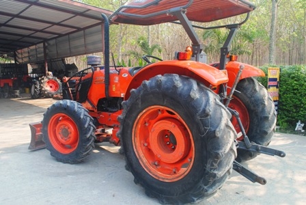 ขายรถไถ Kubota M7040 (4WD) พร้อมดันหน้า+ผานบุกเบิกช้าง รถพร้อมใช้งานครับ