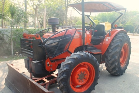 ขายรถไถ Kubota M7040 (4WD) พร้อมดันหน้า+ผานบุกเบิกช้าง รถพร้อมใช้งานครับ
