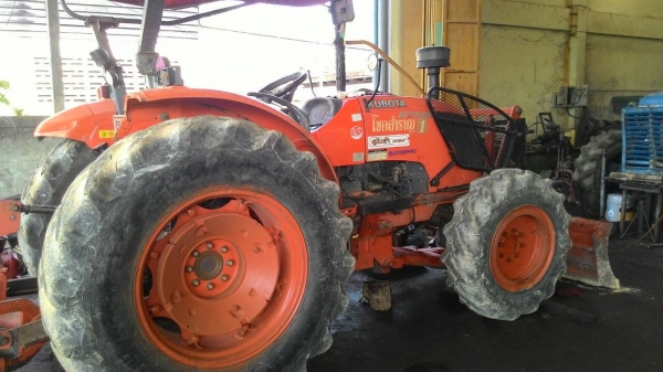 ขายรถไถ KUBOTA   M7040  พร้อมดันหน้าช้าง ผาน 6 ราคา 395,000