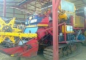 ขายด่วน รถเกี่ยวข้าวไทยเส็งยนต์ TSY รุ่น เดี่ยวทรนง เครื่องยนต์ 235 HP JO8C-J1 เทอร์โบ อุ้ม 2.5 ตัน ปั๊มไดกิ้นเบอร์ 23 ช่วงล่างตัวเดิน 12 รถเครื่องแน่นดีปั๊มแรงดีมากๆครับพร้อมใช้งานได้เลย ราคาต่อรองได้ครับ