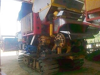 ขายด่วน รถเกี่ยวข้าวไทยเส็งยนต์ TSY รุ่น เดี่ยวทรนง เครื่องยนต์ 235 HP JO8C-J1 เทอร์โบ อุ้ม 2.5 ตัน ปั๊มไดกิ้นเบอร์ 23 ช่วงล่างตัวเดิน 12 รถเครื่องแน่นดีปั๊มแรงดีมากๆครับพร้อมใช้งานได้เลย ราคาต่อรองได้ครับ