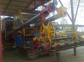 ขายด่วน รถเกี่ยวข้าวไทยเส็งยนต์ TSY รุ่น เดี่ยวทรนง เครื่องยนต์ 235 HP JO8C-J1 เทอร์โบ อุ้ม 2.5 ตัน ปั๊มไดกิ้นเบอร์ 23 ช่วงล่างตัวเดิน 12 รถเครื่องแน่นดีปั๊มแรงดีมากๆครับพร้อมใช้งานได้เลย ราคาต่อรองได้ครับ