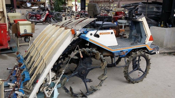 รถปลูกข้าวนั่งขับ ISEKI  รุ่น 500DX  เก่าญี่ปุ่น ดำนา 5 แถว สภาพดี เครื่องยนต์ติดง่าย สภาพพร้อมใช้งาน