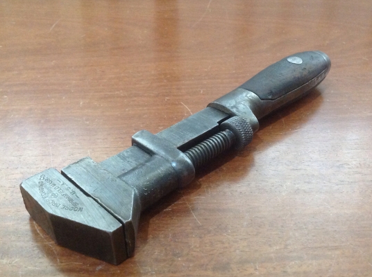 ขายประแจ  ANTIQUE MONKEY MOORE DROP FORGING CO. 8 1/2"