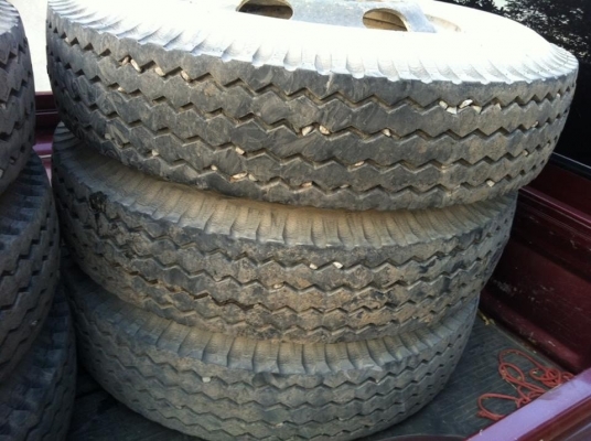 ขายยาง\%\%\%ไฟร์สโตน 9.00-20ดอกประมาณ80-90\% พร้อมกระทะ