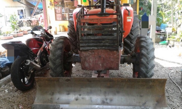 รถไถ KUBOTA 7040 , 2 เพลา  ( รถทำงาน 2,XXX กว่า ชม. )  สนใจติดต่อ 081 - 6079515