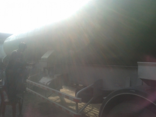 ถังน้ำยางสด (กำลังยกลงจากรถ) 6 ช่อง พร้อมใช้งาน ถังน้ำยางสด (กำลังยกลงจากรถ) 6 ช่อง พร้อมใช้งาน