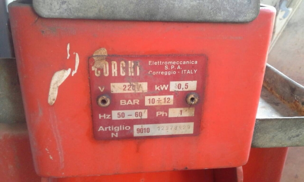 เครื่องถอดยางจากอิตาลีใช้ลมครับ เครื่องถอดยางจากอิตาลีใช้ลมครับ