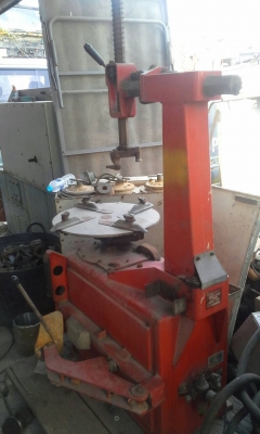 เครื่องถอดยางจากอิตาลีใช้ลมครับ เครื่องถอดยางจากอิตาลีใช้ลมครับ