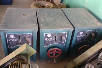 ตู้เชื่อมอาจิว 300สุดยอดตู้เชื่อมครับ  อาจิว ขนาด 300  ครับ เชื่อมต่อเนื่องได้ยาวครับ  เหลือ 2   ตัวครับพร้อมใช้ครับ สภาพเดิมๆสวยๆ ราคานี้คุ้มมากครับ