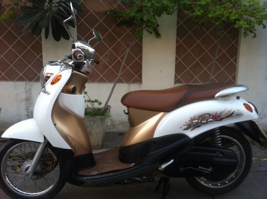 Yamaha Fino Classic ขาว น้ำตาลทอง ชุดหน้าโครมเมี่ยม สวย