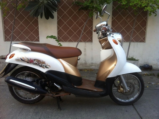 Yamaha Fino Classic ขาว น้ำตาลทอง ชุดหน้าโครมเมี่ยม สวย