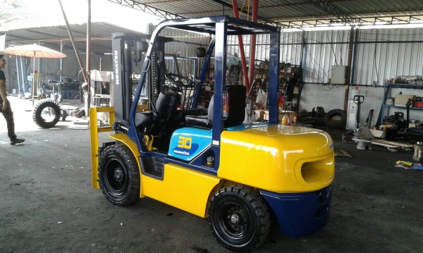 ขายด่วนรถยก KOMATSU FD30-12 เครื่องยนต์ดีเซล ขนาด 3 ตัน เสาสูง 3 เมตร เกียร์ออโต้ งาสไลด์