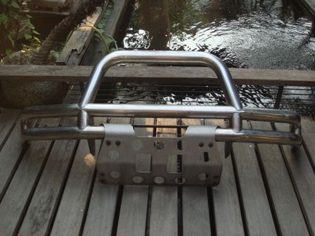 ขายกันชนหน้า แสตนเลส เก่าญี่ปุ่นของ แลนด์ครุยเซอร์ vx 80 ครับ