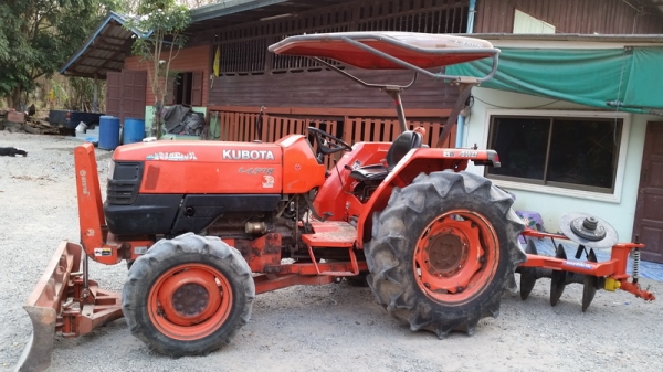 ขายรถไถ kubota L4508 พร้อมอุปกรณ์สภาพพร้อมใช้ สีเดิมๆสวยๆเลย