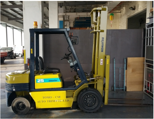 จำหน่ายรถ Forklift KOMATSU 2.5 ตัน (ญี่ปุ่น) FD25-11 เสาสูง 4 เมตร งายาว 1.2 เมตร เกียร์ออโต้  สภาพดี รถมาถึงเมืองไทยเดือนมีนาคม