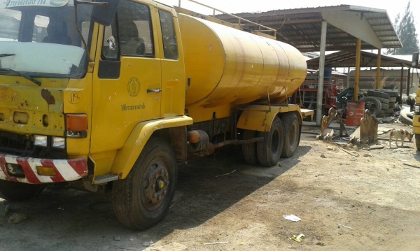 ขายรถบรรทุก 10 ล้อน้ำ ISUZU ROCKY 175 แรงม้า เพลาเดี่ยว ถังเป็นเหล็กแสตนเลสบรรจุ 15000 ราคา 600000