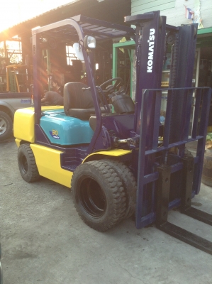 +++ ขายโฟล์คลิฟท์  KOMATSU  FD30-12  ขนาด  3  ตัน  เครื่องยนต์ดีเซล  เสา  3  เมตร   งา  1,070  มม.   เกียร์ออโตเมติค  ล้อหน้าคู่  ยางตันครับ