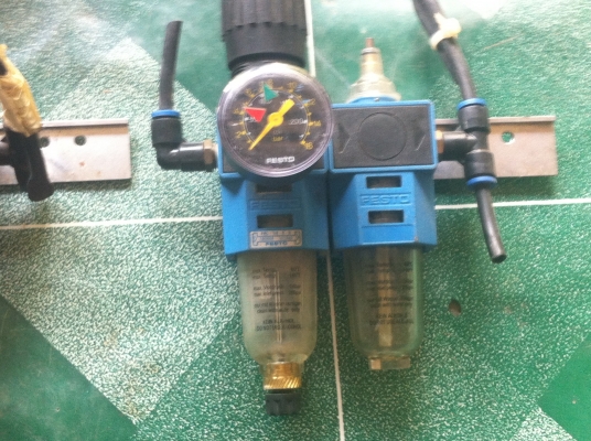 ชุดจ่ายฝอยน้ำมันและดักน้ำดักฝุนพร้อมปรับตั้งแรงดันลม FESTO (มีแต่ 5 ตัว)