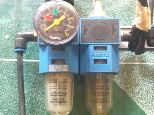 ชุดจ่ายฝอยน้ำมันและดักน้ำดักฝุนพร้อมปรับตั้งแรงดันลม FESTO (มีแต่ 5 ตัว)