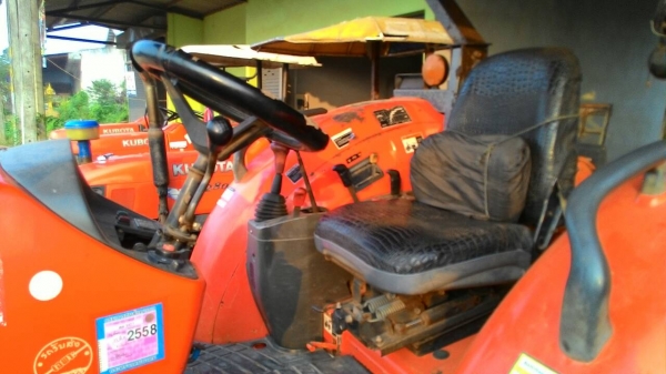 ขายรถไถ KUBOTA M7040 ดันหน้า ผาน6 ทะเบียนพร้อมโอน