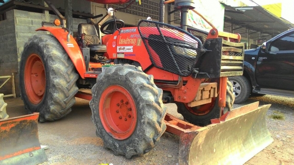 ขายรถไถ KUBOTA M7040 ดันหน้า ผาน6 ทะเบียนพร้อมโอน