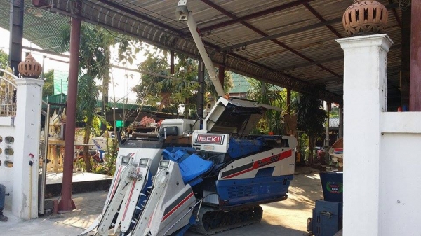 รถเกี่ยวข้าวพร้อมนวดข้าวในตัว แบบนั่งขับ เก่าญี่ปุ่น ISEKI Frontier 257 ขนาด 22 แรง รถเกี่ยวข้าวพร้อมนวดข้าวในตัว แบบนั่งขับ เก่าญี่ปุ่น ISEKI Frontier 257 ขนาด 22 แรง