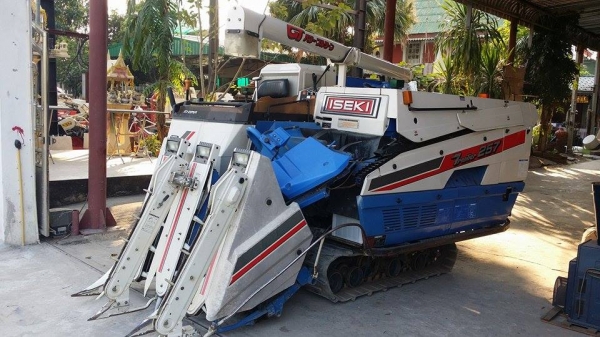 รถเกี่ยวข้าวพร้อมนวดข้าวในตัว แบบนั่งขับ เก่าญี่ปุ่น  ISEKI  Frontier 257 ขนาด 22 แรง