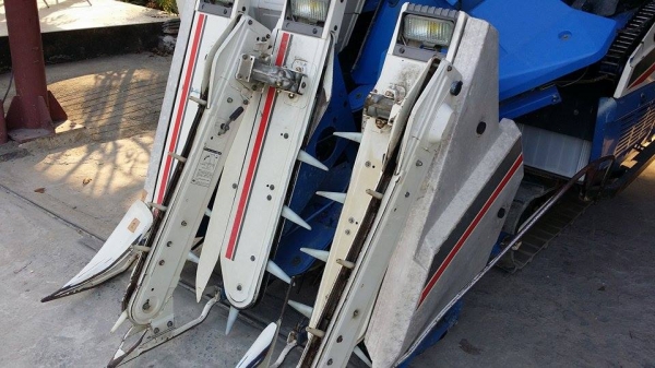 รถเกี่ยวข้าวพร้อมนวดข้าวในตัว แบบนั่งขับ เก่าญี่ปุ่น ISEKI Frontier 257 ขนาด 22 แรง รถเกี่ยวข้าวพร้อมนวดข้าวในตัว แบบนั่งขับ เก่าญี่ปุ่น ISEKI Frontier 257 ขนาด 22 แรง