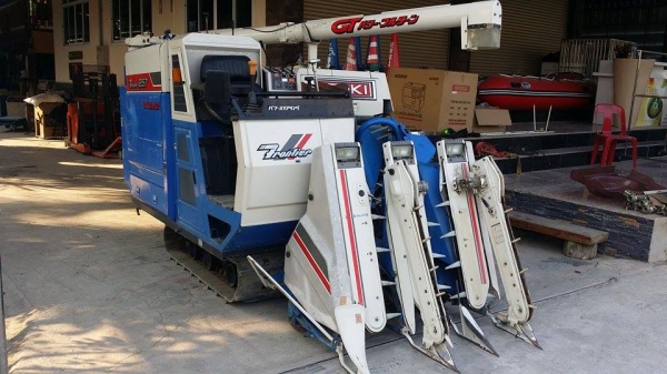 รถเกี่ยวข้าวพร้อมนวดข้าวในตัว แบบนั่งขับ เก่าญี่ปุ่น ISEKI Frontier 257 ขนาด 22 แรง รถเกี่ยวข้าวพร้อมนวดข้าวในตัว แบบนั่งขับ เก่าญี่ปุ่น ISEKI Frontier 257 ขนาด 22 แรง