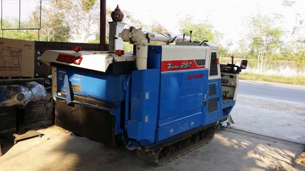 รถเกี่ยวข้าวพร้อมนวดข้าวในตัว แบบนั่งขับ เก่าญี่ปุ่น ISEKI Frontier 257 ขนาด 22 แรง รถเกี่ยวข้าวพร้อมนวดข้าวในตัว แบบนั่งขับ เก่าญี่ปุ่น ISEKI Frontier 257 ขนาด 22 แรง
