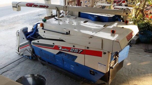 รถเกี่ยวข้าวพร้อมนวดข้าวในตัว แบบนั่งขับ เก่าญี่ปุ่น ISEKI Frontier 257 ขนาด 22 แรง รถเกี่ยวข้าวพร้อมนวดข้าวในตัว แบบนั่งขับ เก่าญี่ปุ่น ISEKI Frontier 257 ขนาด 22 แรง