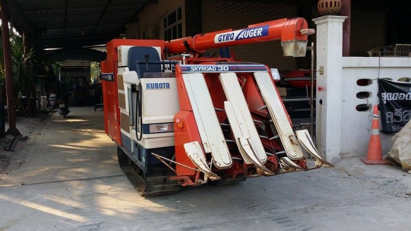 รถเกี่ยวข้าวพร้อมนวดข้าวในตัว แบบนั่งขับ เก่าญี่ปุ่น KUBOTA รุ่น R1-30 มีท่อส่งข้าว รถเกี่ยวข้าวพร้อมนวดข้าวในตัว แบบนั่งขับ เก่าญี่ปุ่น KUBOTA รุ่น R1-30 มีท่อส่งข้าว