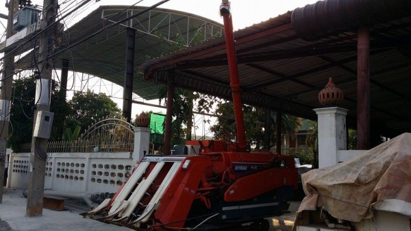 รถเกี่ยวข้าวพร้อมนวดข้าวในตัว แบบนั่งขับ เก่าญี่ปุ่น KUBOTA รุ่น R1-30 มีท่อส่งข้าว รถเกี่ยวข้าวพร้อมนวดข้าวในตัว แบบนั่งขับ เก่าญี่ปุ่น KUBOTA รุ่น R1-30 มีท่อส่งข้าว