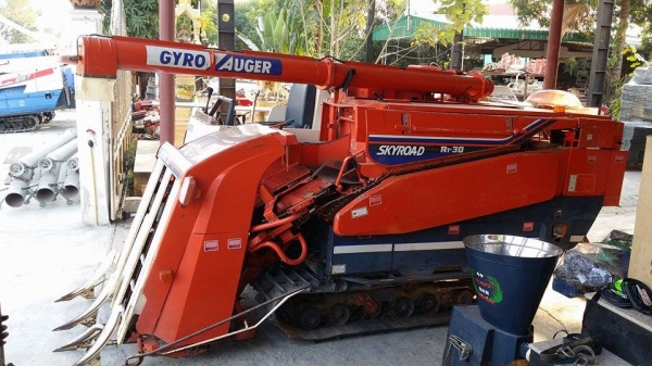 รถเกี่ยวข้าวพร้อมนวดข้าวในตัว แบบนั่งขับ เก่าญี่ปุ่น KUBOTA รุ่น R1-30 มีท่อส่งข้าว รถเกี่ยวข้าวพร้อมนวดข้าวในตัว แบบนั่งขับ เก่าญี่ปุ่น KUBOTA รุ่น R1-30 มีท่อส่งข้าว