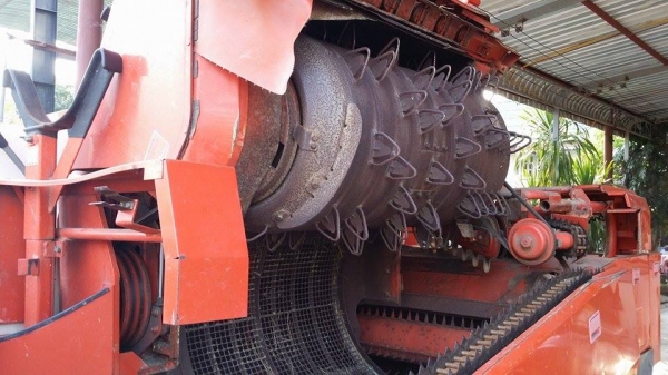 รถเกี่ยวข้าวพร้อมนวดข้าวในตัว แบบนั่งขับ เก่าญี่ปุ่น KUBOTA รุ่น R1-30 มีท่อส่งข้าว รถเกี่ยวข้าวพร้อมนวดข้าวในตัว แบบนั่งขับ เก่าญี่ปุ่น KUBOTA รุ่น R1-30 มีท่อส่งข้าว