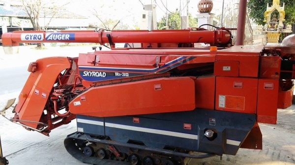 รถเกี่ยวข้าวพร้อมนวดข้าวในตัว แบบนั่งขับ เก่าญี่ปุ่น KUBOTA รุ่น R1-30 มีท่อส่งข้าว รถเกี่ยวข้าวพร้อมนวดข้าวในตัว แบบนั่งขับ เก่าญี่ปุ่น KUBOTA รุ่น R1-30 มีท่อส่งข้าว