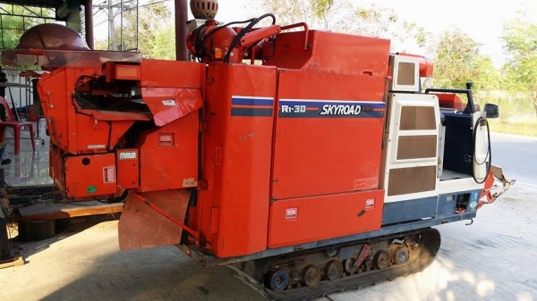 รถเกี่ยวข้าวพร้อมนวดข้าวในตัว แบบนั่งขับ เก่าญี่ปุ่น KUBOTA รุ่น R1-30 มีท่อส่งข้าว รถเกี่ยวข้าวพร้อมนวดข้าวในตัว แบบนั่งขับ เก่าญี่ปุ่น KUBOTA รุ่น R1-30 มีท่อส่งข้าว