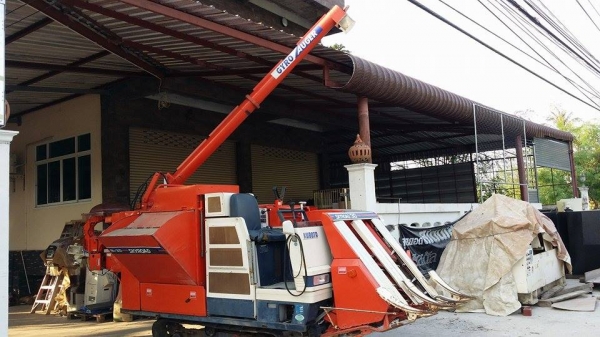 รถเกี่ยวข้าวพร้อมนวดข้าวในตัว แบบนั่งขับ เก่าญี่ปุ่น KUBOTA รุ่น R1-30 มีท่อส่งข้าว รถเกี่ยวข้าวพร้อมนวดข้าวในตัว แบบนั่งขับ เก่าญี่ปุ่น KUBOTA รุ่น R1-30 มีท่อส่งข้าว