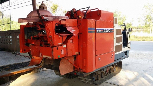 รถเกี่ยวข้าวพร้อมนวดข้าวในตัว แบบนั่งขับ เก่าญี่ปุ่น KUBOTA รุ่น R1-30 มีท่อส่งข้าว รถเกี่ยวข้าวพร้อมนวดข้าวในตัว แบบนั่งขับ เก่าญี่ปุ่น KUBOTA รุ่น R1-30 มีท่อส่งข้าว