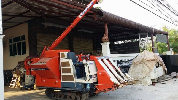รถเกี่ยวข้าวพร้อมนวดข้าวในตัว แบบนั่งขับ เก่าญี่ปุ่น KUBOTA รุ่น R1-30 มีท่อส่งข้าว รถเกี่ยวข้าวพร้อมนวดข้าวในตัว แบบนั่งขับ เก่าญี่ปุ่น KUBOTA รุ่น R1-30 มีท่อส่งข้าว