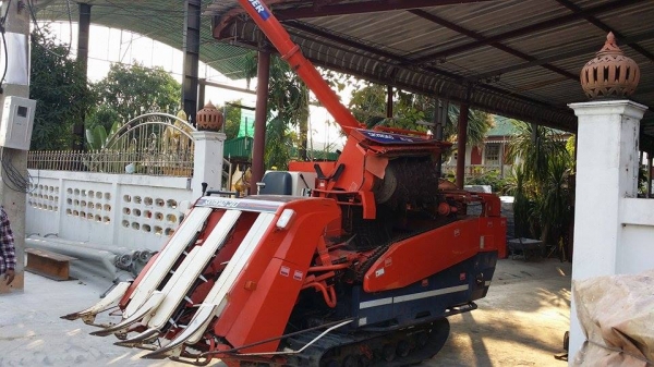 รถเกี่ยวข้าวพร้อมนวดข้าวในตัว แบบนั่งขับ เก่าญี่ปุ่น KUBOTA  รุ่น R1-30 มีท่อส่งข้าว